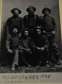 Garimpeiros da época da Corrida do Ouro, em Dawson City, no Yukon Territory, noroeste do Canadá